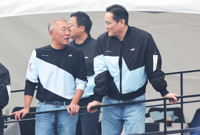 이재용(오른쪽) 삼성전자 회장과 정의선 현대차그룹 회장이 작년 10월 27일 경기도 용인시 에버랜드 스피드웨이에서 열린 '현대 N x 토요타 가주 레이싱 페스티벌'에서 대화하고 있다. 연합뉴스